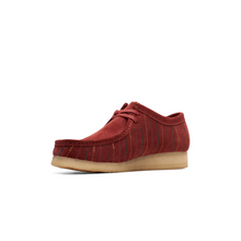 Load image into Gallery viewer, Clarks Wallabee Burgundy Combi 26174512

